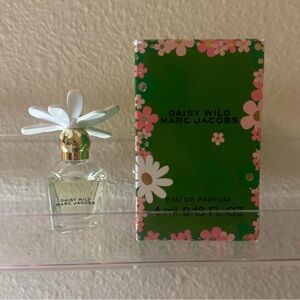 Marc Jacobs Daisy Wild Green and White Perfume